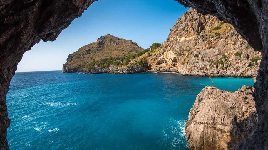 Ekanit Panya và Jaroensak Wonggorn trên sân bóng